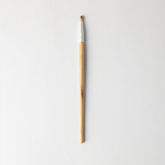 Mini Eyeshadow Brush with vegan bristles for precision application and dramatic eye makeup effect, ideal for shadows and eyeliners