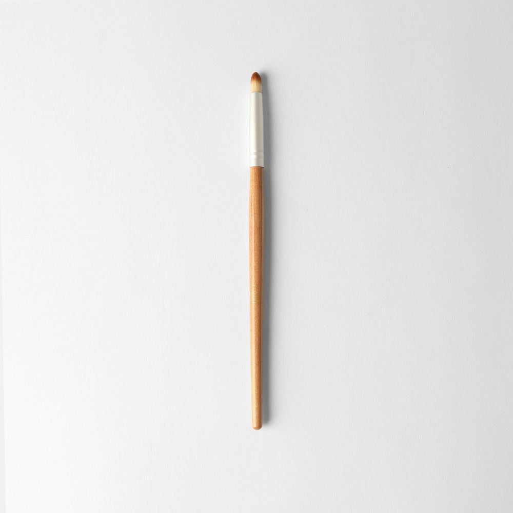 Round Small Eyeshadow Brush for precise color application and blending, vegan and eco-friendly design for all eye shapes and sizes.