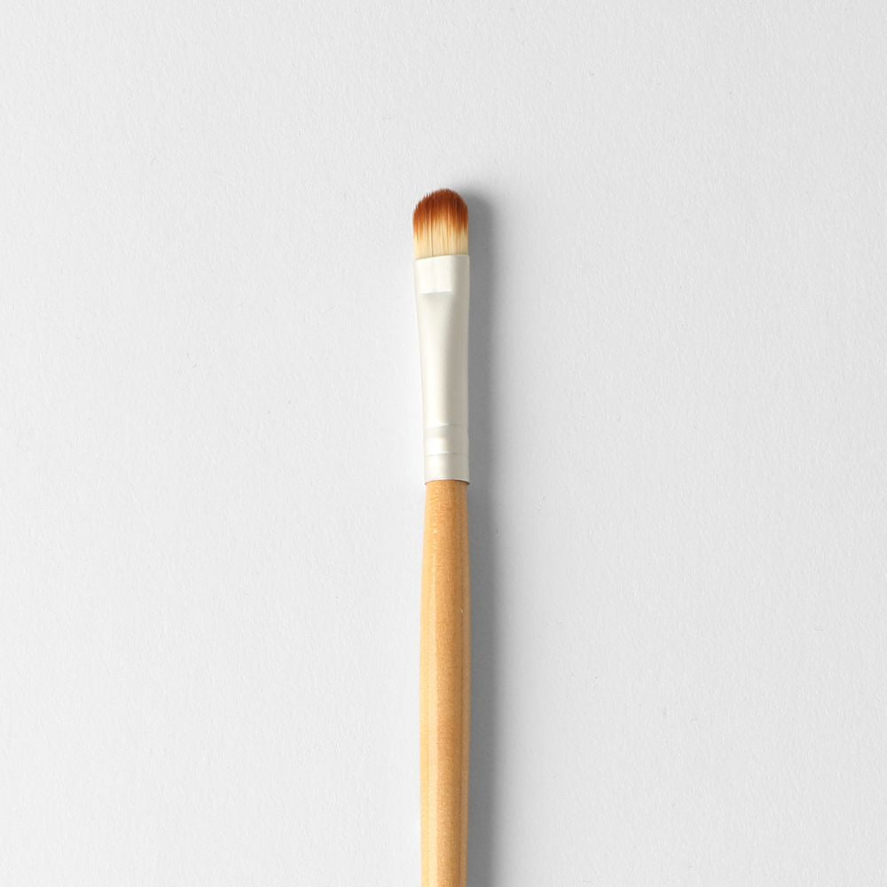 Small Eyeshadow Brush for precise makeup application, vegan and eco-friendly design, ideal for crease definition and brow filling