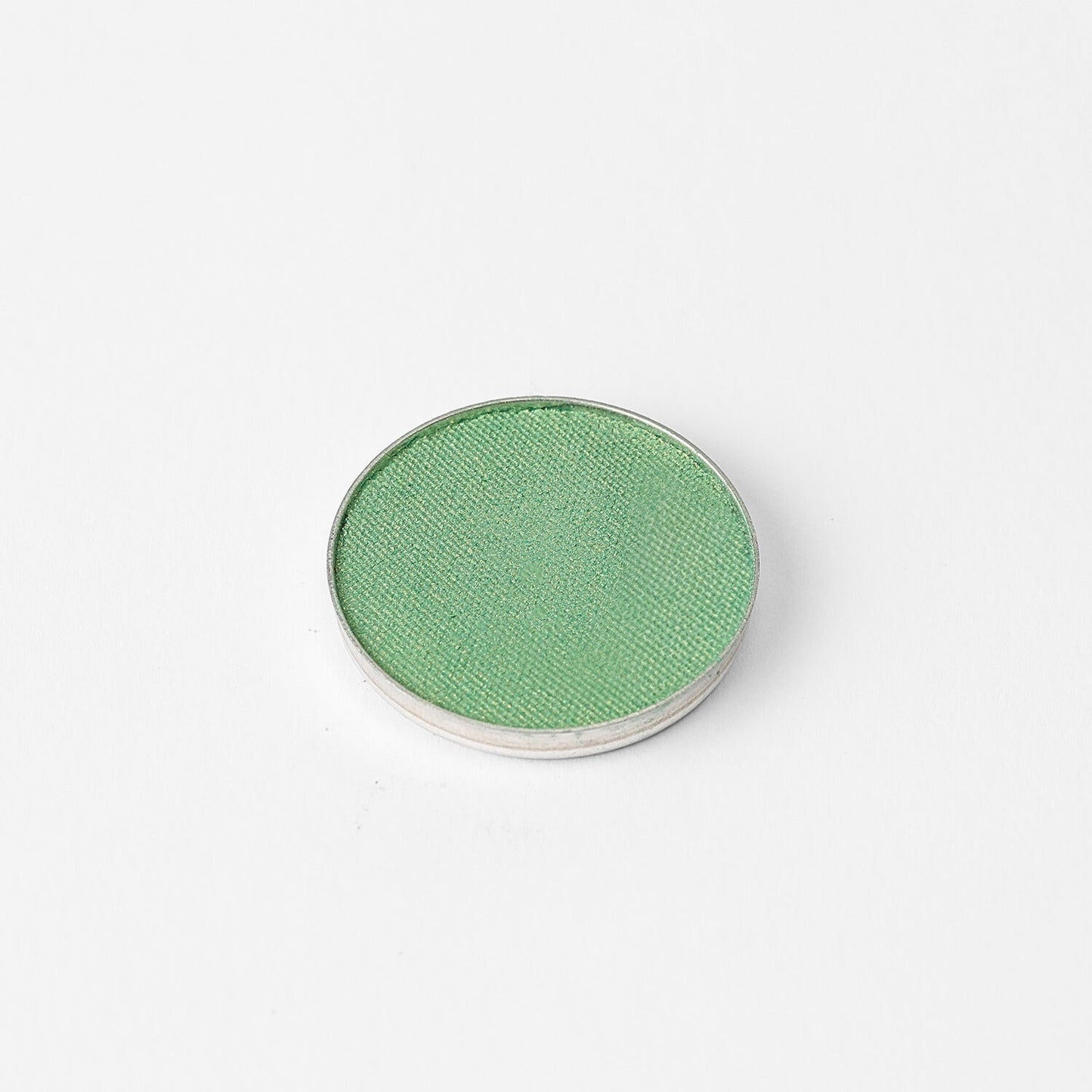 Glow Pressed Eyeshadow in green, luminous and vegan, for versatile application.