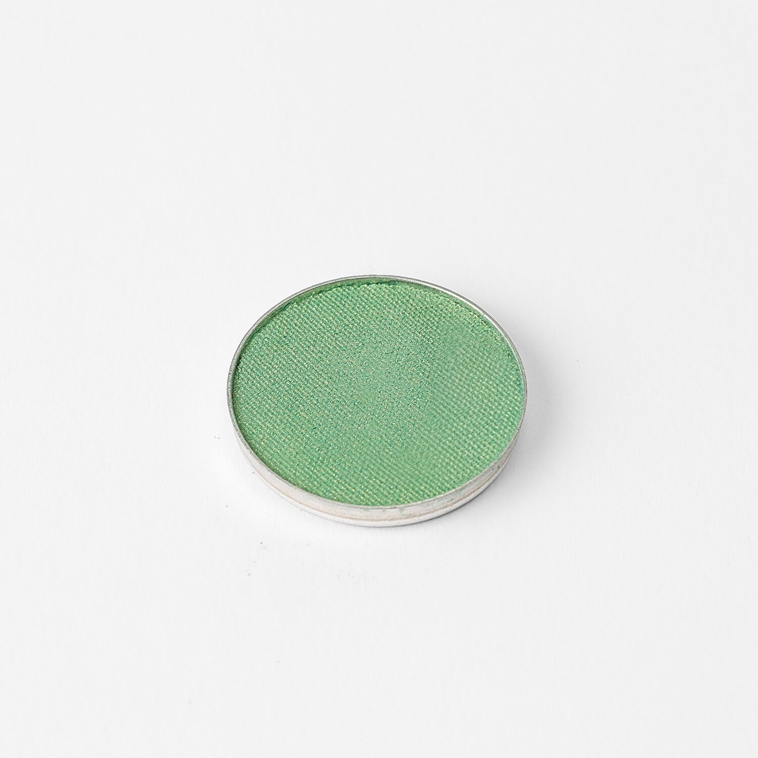 Glow Pressed Eyeshadow in green, luminous and vegan, for versatile application.