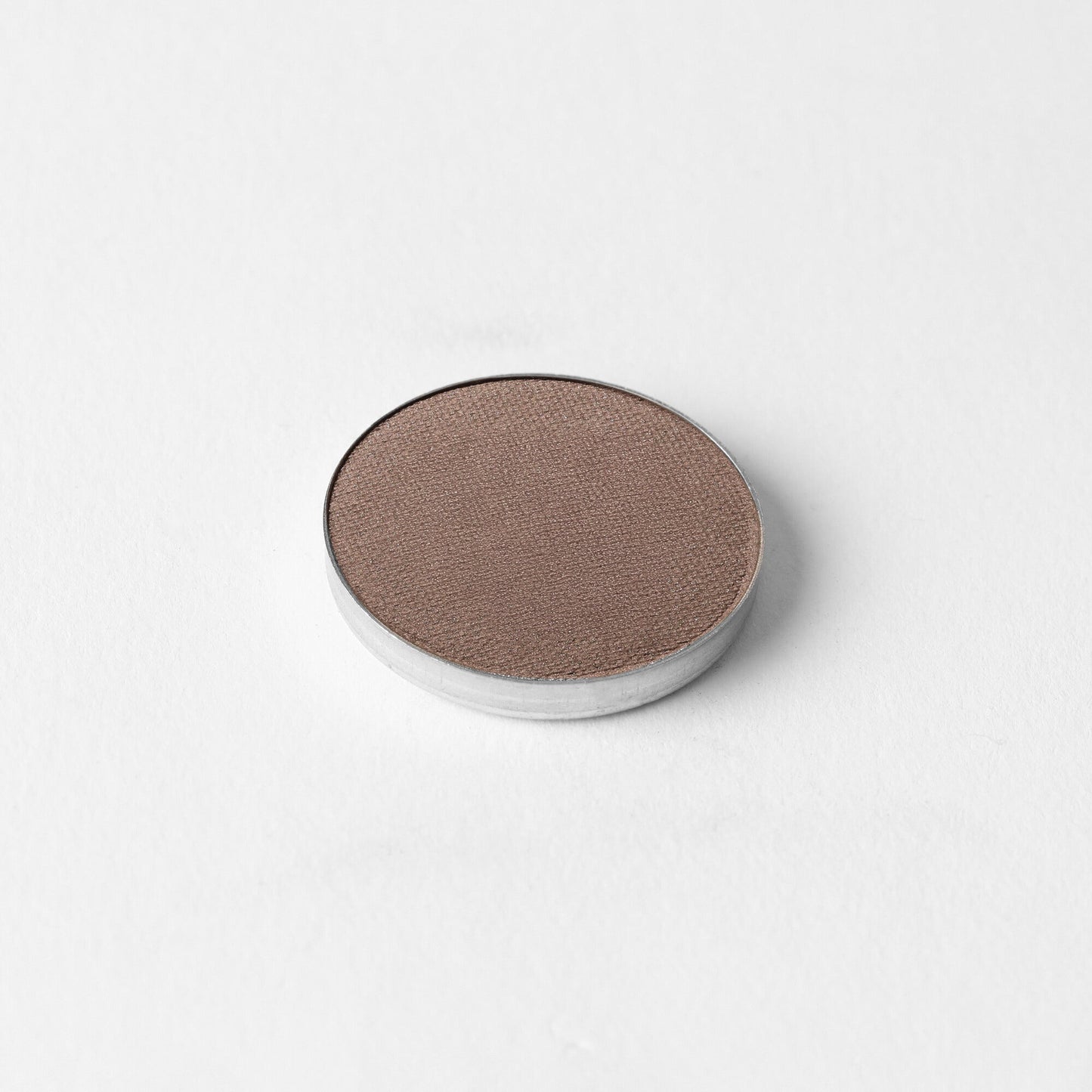 Glow Pressed Eyeshadow in soft brown shade, vegan formula, buildable and long-lasting, ideal for defining and illuminating eyes.