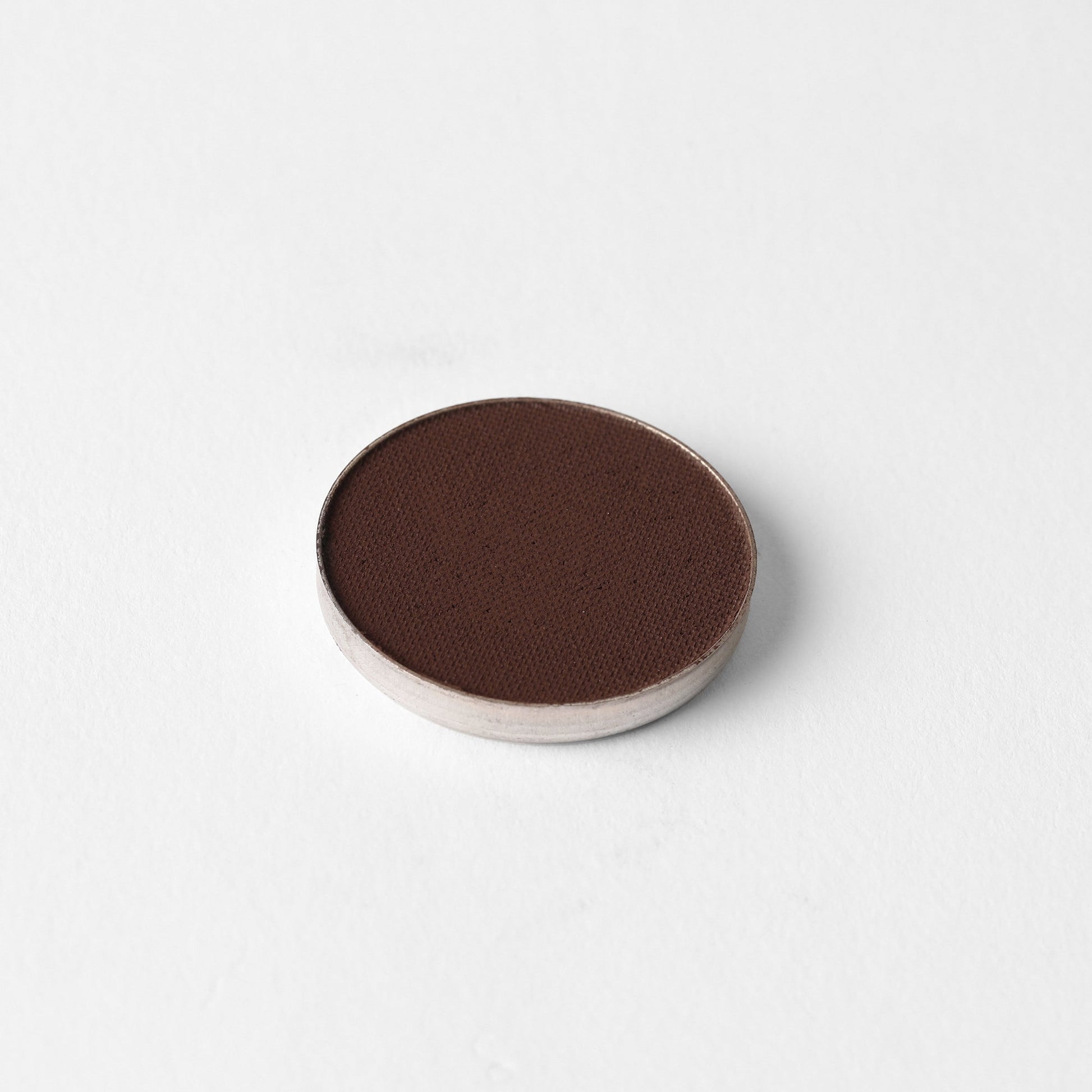 Matte Pressed Eyeshadow in a compact pan, rich vegan pigment, ideal for natural or defined looks, easy to blend and build.