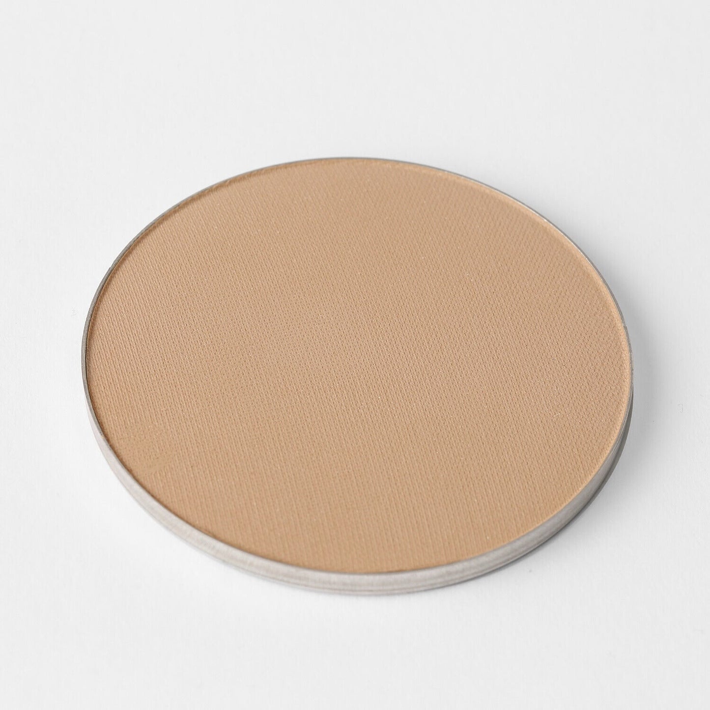 Lightweight vegan Face Powder in a pan for long-lasting coverage and seamless fit in magnetic palettes.