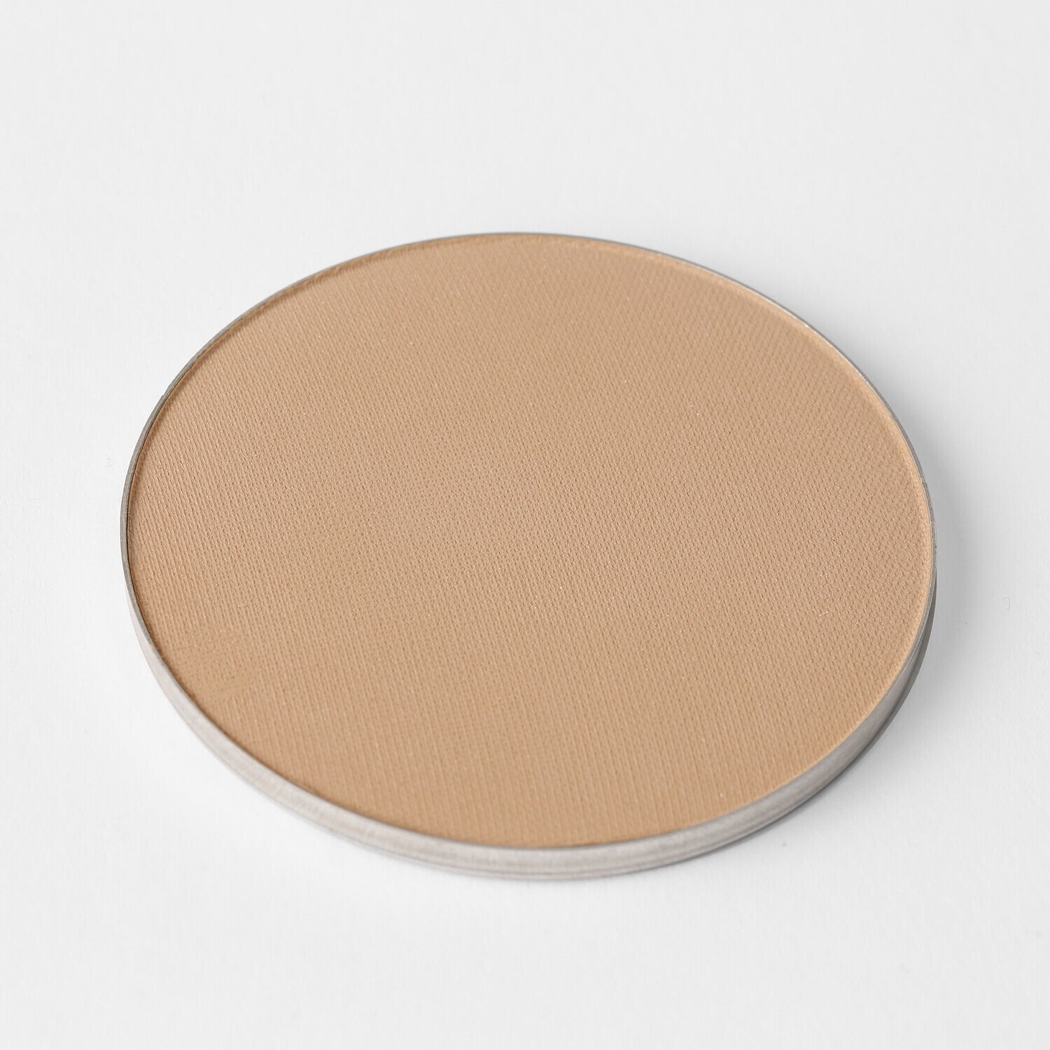 Lightweight vegan Face Powder in a pan for long-lasting coverage and seamless fit in magnetic palettes.