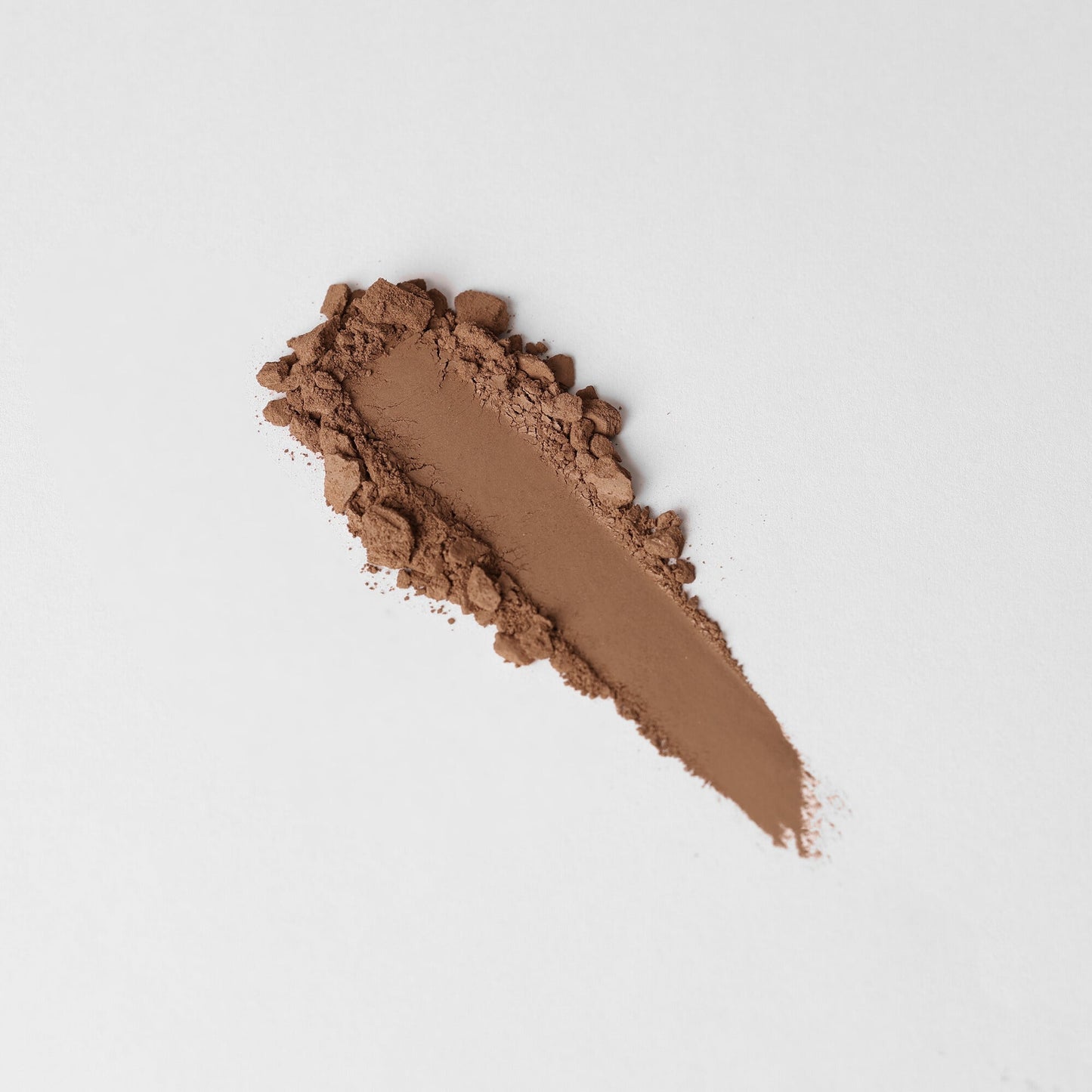 Close-up of vegan lightweight Face Powder with long-lasting coverage in a magnetic palette-ready format.
