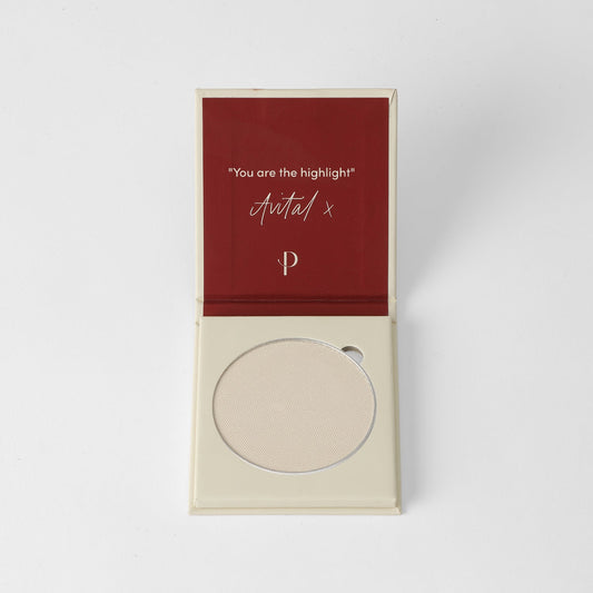 Vegan highlighter in open packaging, perfect for a glow or matte finish, fits seamlessly in magnetic palettes.