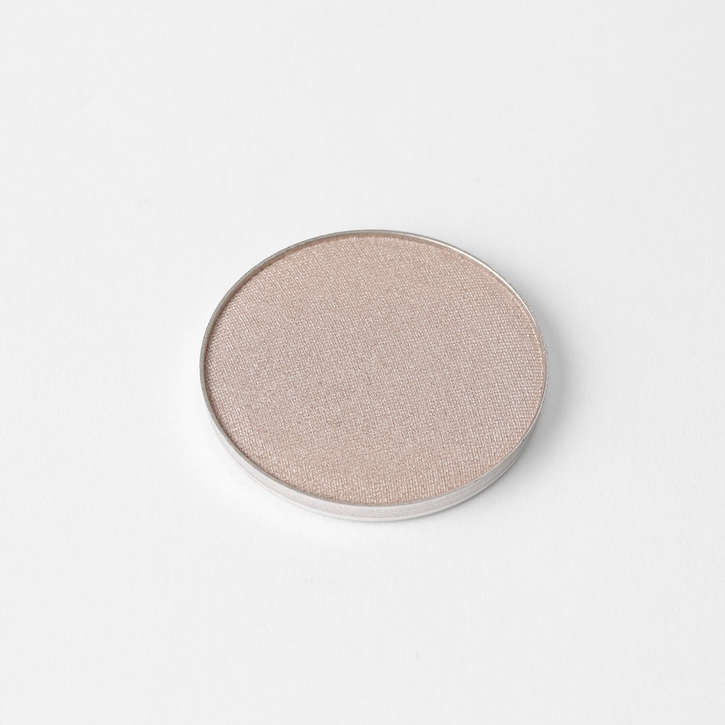 Highlighter in round pan with a glow finish, perfect for adding a radiant shine, compatible with magnetic palettes.