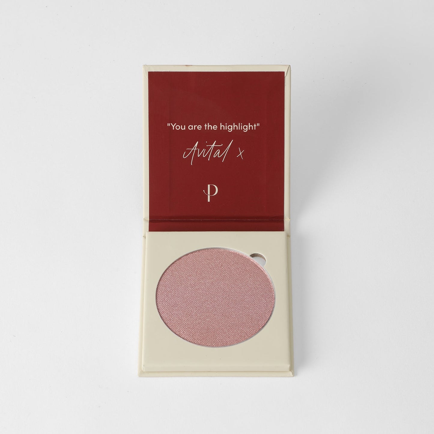 Open compact showing a vegan Highlighter with glow finish in customizable magnetic palette, designed for a radiant, dimensional shine.