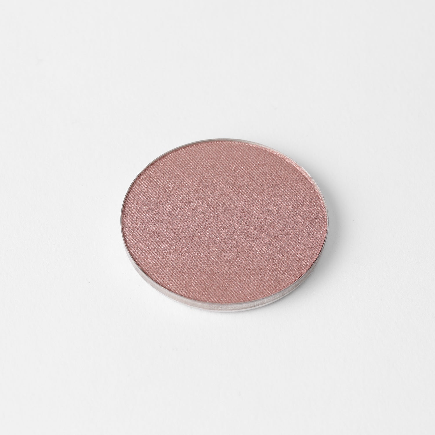 Highlighter in round pan, vegan and buildable, fits magnetic palette.