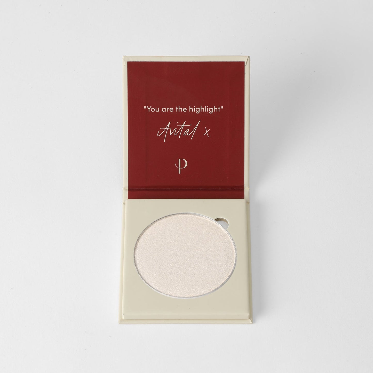 Highlighter in compact case, perfect for a radiant glow, featuring a vegan formula and silky texture for a customizable finish.