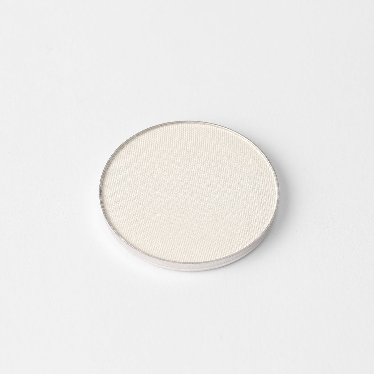 Vegan highlighter powder in magnetic pan, lightweight and buildable, ideal for glow and matte finishes, fits large and small palettes.