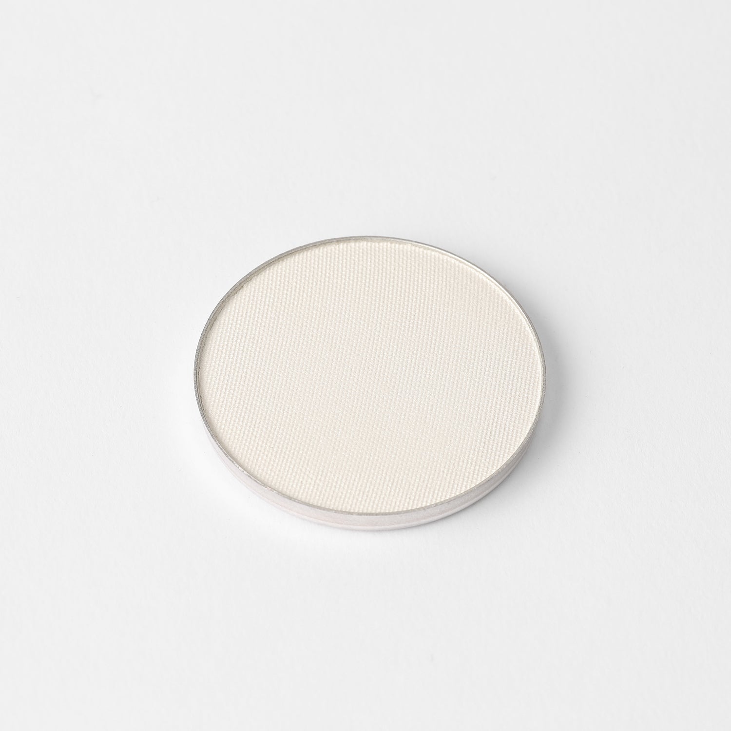 Vegan highlighter powder in magnetic pan, lightweight and buildable, ideal for glow and matte finishes, fits large and small palettes.
