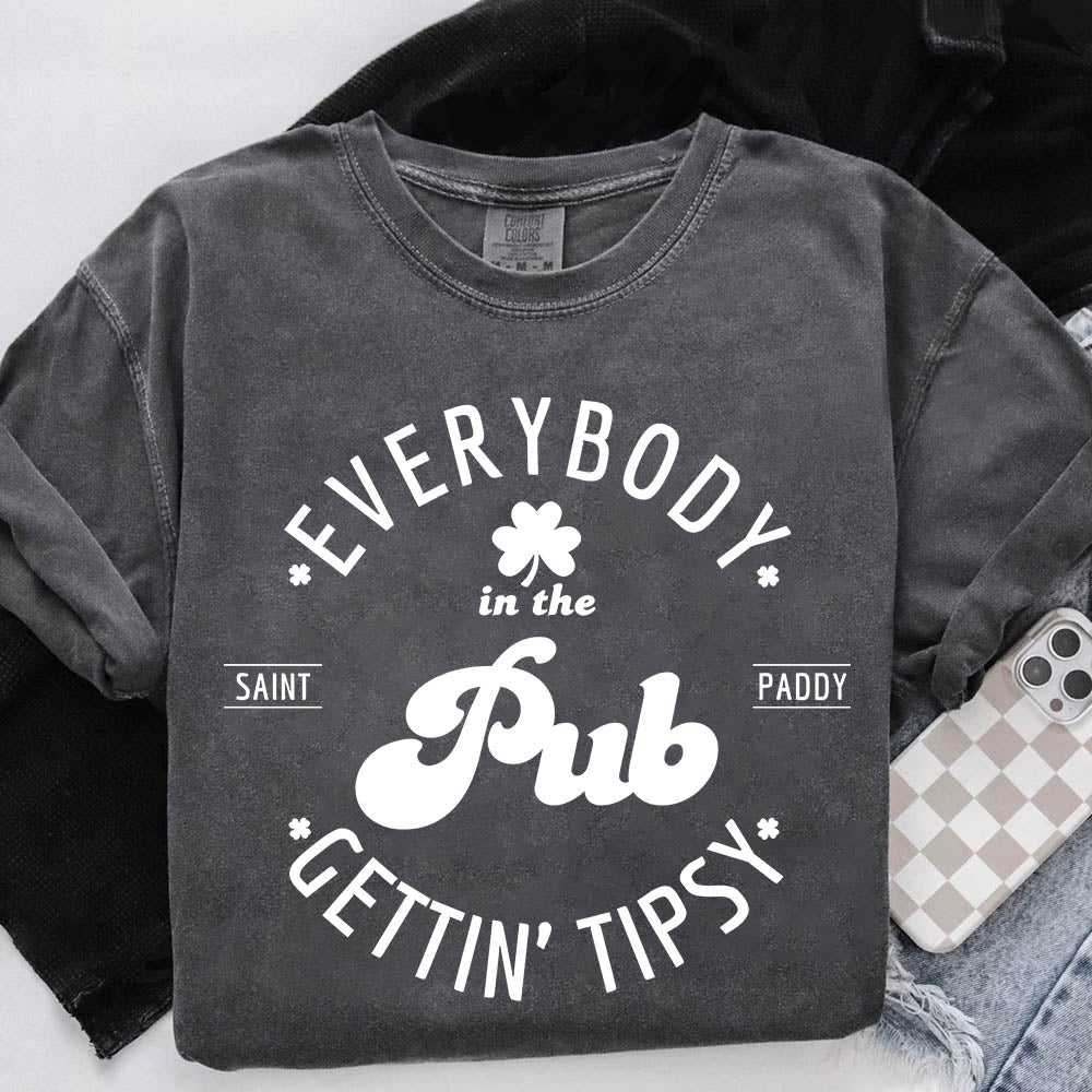 Funny Shirt – Everybody in the Pub Gettin' Tipsy Tee