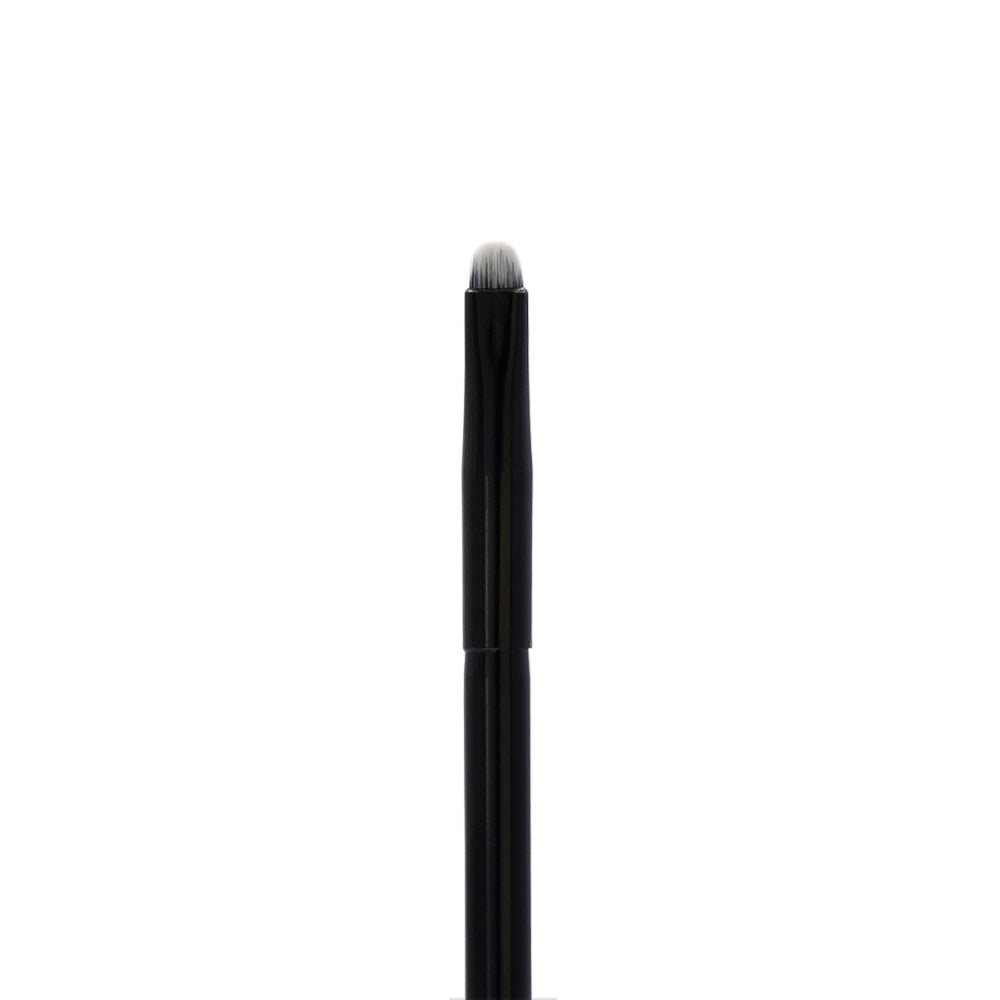 Lip Brush - GT15, 100% synthetic and vegan, perfect for applying lip products with precision.