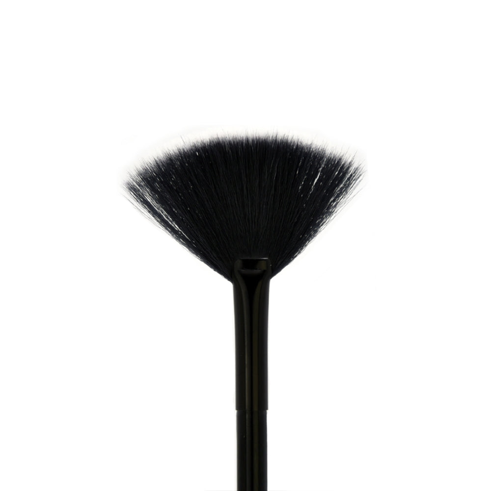 Fan Brush - GT06, 100% synthetic and vegan, ideal for applying highlighter to accentuate facial features.