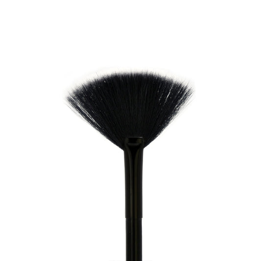 Fan Brush - GT06, 100% synthetic and vegan, ideal for applying highlighter to accentuate facial features.