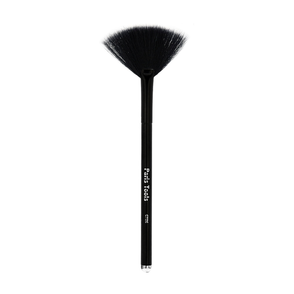 Fan Brush - GT06, 100% synthetic and vegan, perfect for applying highlighter to accentuate your features.